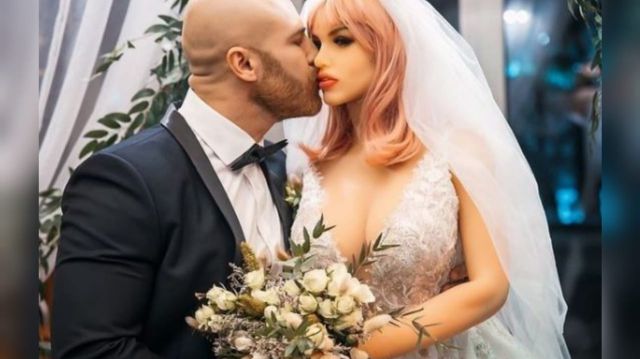 Hombre que se casó con una muñeca sexual se separó por estar enamorado de otra