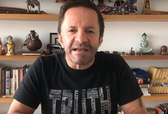 Pirry causó revuelo en redes sociales por video nadando junto a un cocodrilo