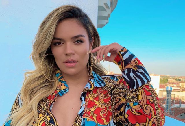 ¡Mamacita! Karol G presume su cuerpazo en ajustado y colorido bikini
