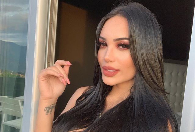 Andrea Valdiri presumió su embarazo desnuda y pintada de azul