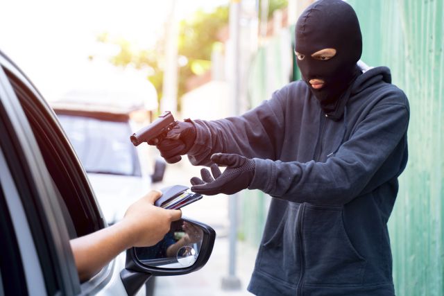 Madre denuncia a su hijo luego de verlo robar y se disculpa con la víctima