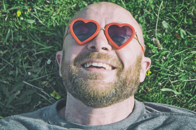 ¡Toma nota! Ocho señales que podrían delatar a un hombre enamorado