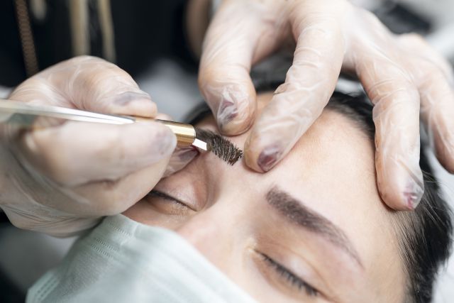 ¿Quién responde? Le tatuaron mal las cejas a una mujer durante un procedimiento estético