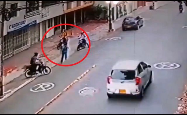 (VIDEO) Mujer evita ser robada por tres delincuentes en moto
