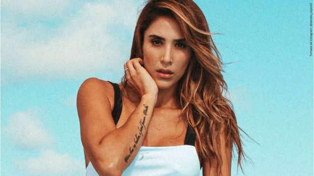 ¡Qué cuerpazo! Daniela Ospina presume sus piernotas en diminuto bikini negro