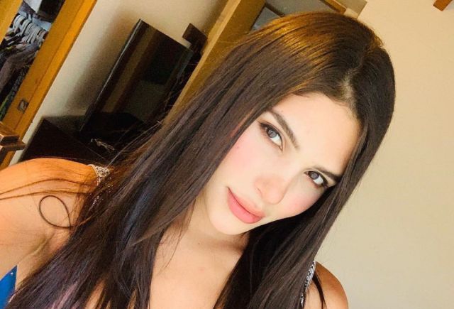 Mara Cifuentes posó en minifalda y sus seguidores enloquecieron con su cola