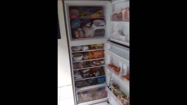 Mujer es duramente criticada por mostrar con orgullo lo que saqueó de un supermercado