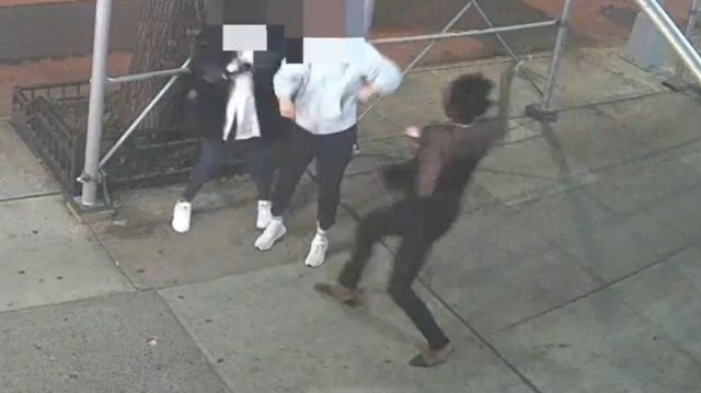 Mujer ataca a otra con un martillo mientras le grita que se quite el tapabocas