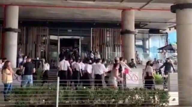 (VIDEO) Batalla campal entre meseros y clientes en exclusivo restaurante