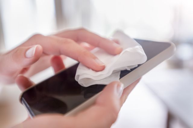 ¿Se te mojó el celular? Olvídate del arroz y aprende qué hacer en estos casos