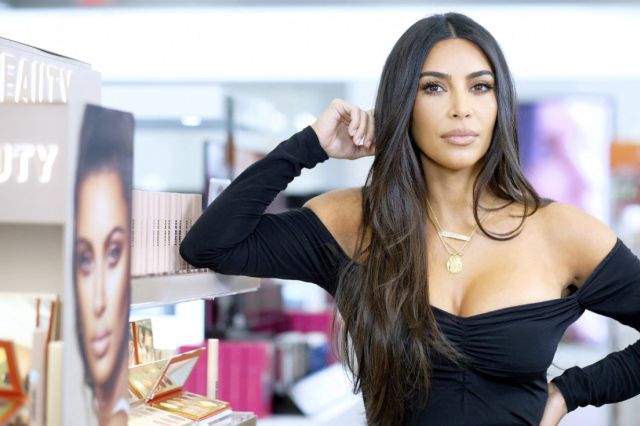 Kim Kardashian cautivó las redes con foto de sus glúteos en diminuto bikini