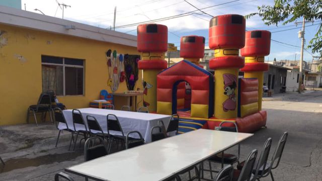 Madre realiza gran fiesta de cumpleaños a sus hijos, pero ningún invitado llega