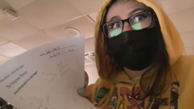 Madre se vuelve viral tras suplantar a su hija en el colegio