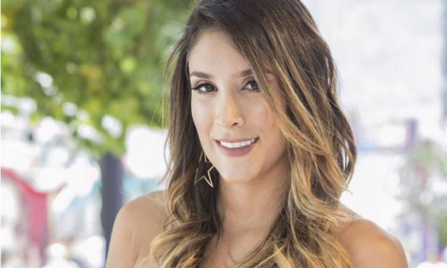 Daniela Ospina mostró su ejercitado cuerpo recostada junto al mar en diminuto bikini