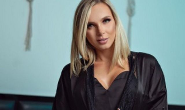 “Mostrar las te#$ no es un talento”, le dicen a Elizabeth Loaiza y ella respondió con fotos de sus pechos en diminuto bikini