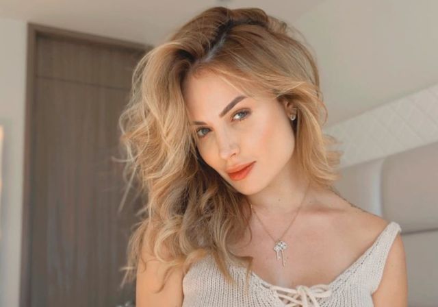 Sara Uribe sube la temperatura con foto desnuda sobre la cama