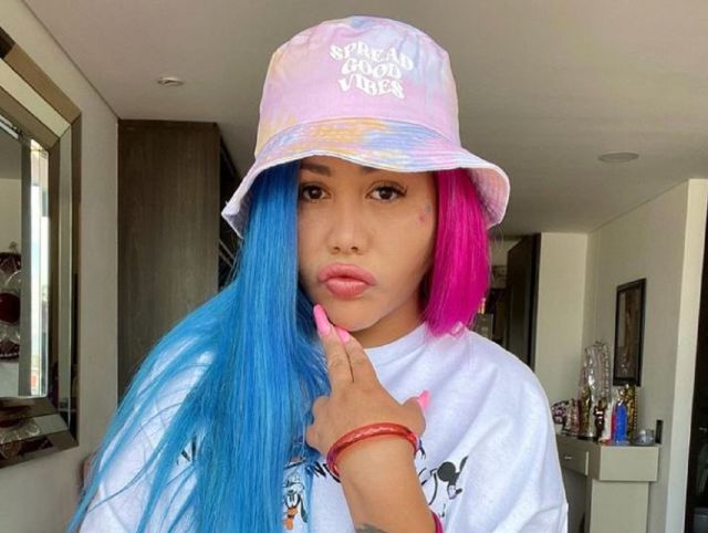 Yina Calderón publico video de su hermana orinando en plena vía