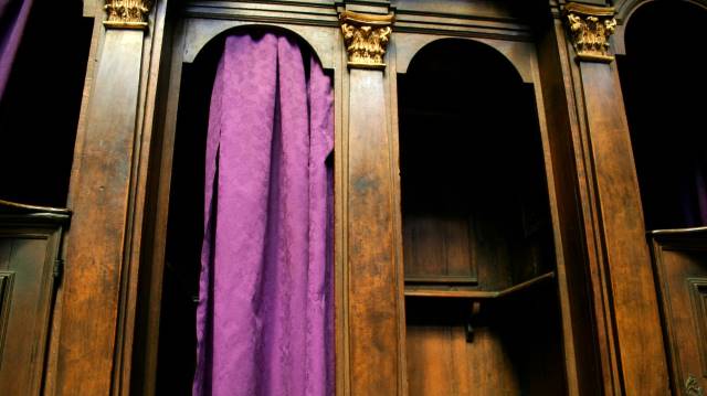Multan a pareja que tuvo relaciones en el confesionario de una iglesia