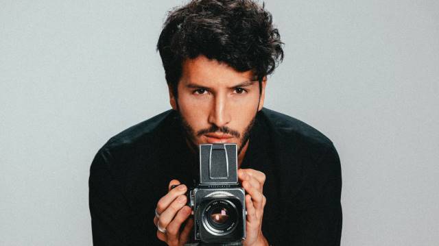 Sebastián Yatra lanza ‘Llorar’, versión en español de ‘Big Tears’ de Elvis Costello