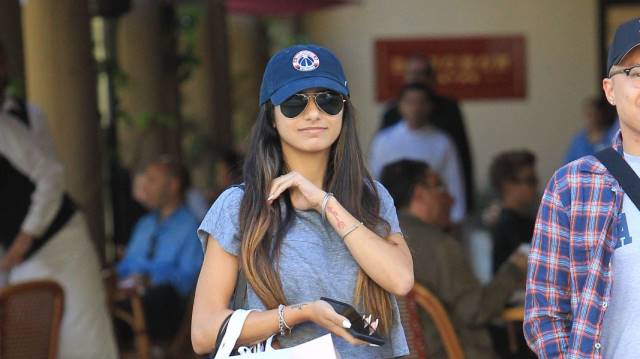 Mia Khalifa causó furor con escotado atuendo en festival de música