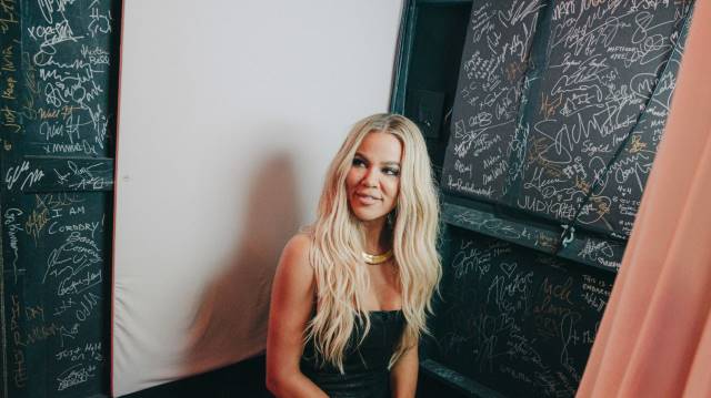 Khloé Kardashian causó furor en internet al presumir su figura en bikini