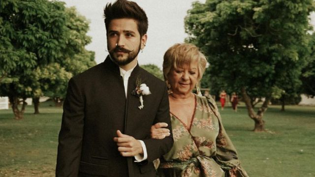 Madre de Camilo enterneció las redes bailando las canciones de su hijo