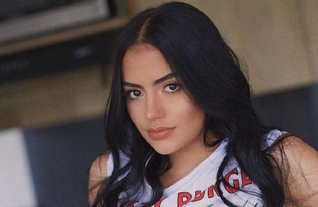 Luisa Castro ‘enloqueció’ a sus fans con fotos en minifalda junto a su lujoso auto