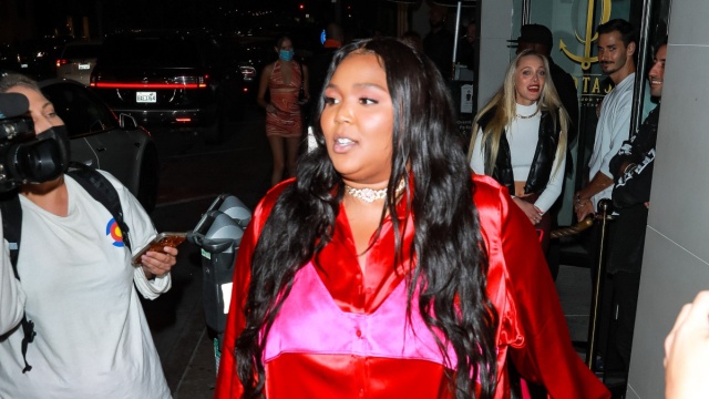 Lizzo encendió las redes con un vestido de transparencias