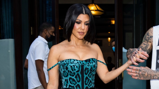 Kourtney Kardashian presume su anillo de compromiso en topless