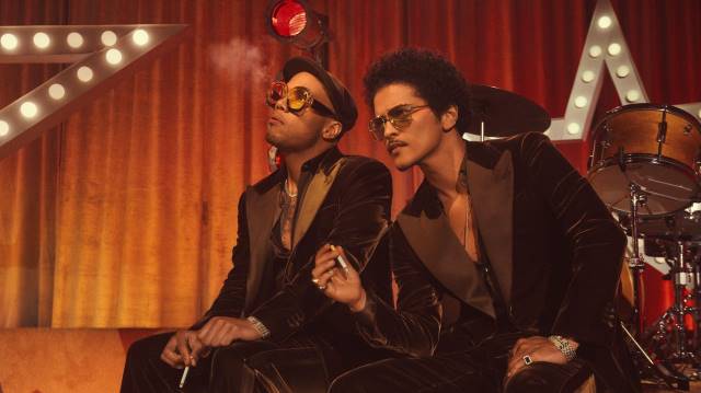 Silk Sonic no decepciona y la rompe con su nuevo tema ‘Smokin out the window’