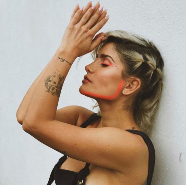 Martina la Peligrosa enamora con sensuales movimientos de cadera