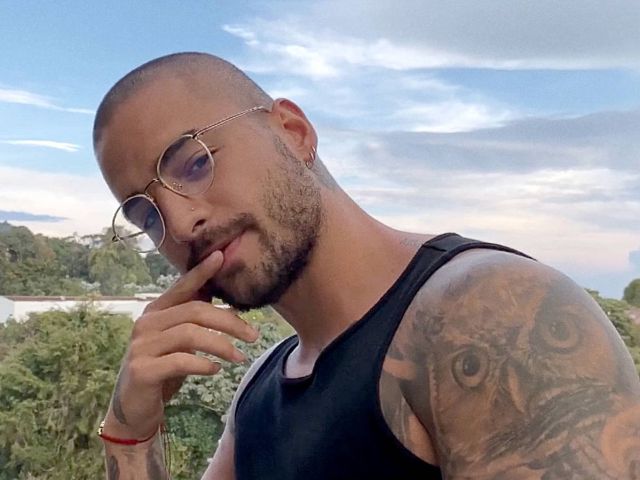Maluma presume su cuerpazo sin camiseta y mojado