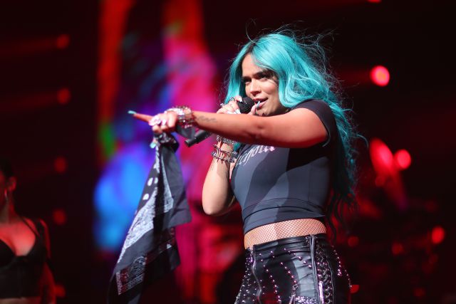 Karol G se molestó con tres personas que estaban “calentando silla” en su concierto