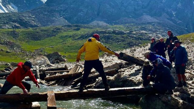 ¡Casi se los lleva la avalancha! Turista grabó el desprendimiento de un glaciar en Kirguistán