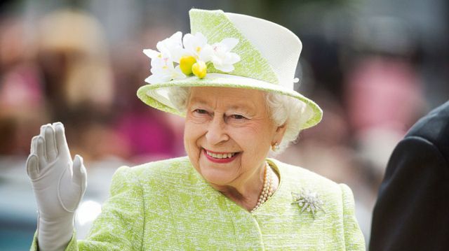 Reviven momento en el que la reina Isabel II 'saltó' en paracaídas junto a James Bond