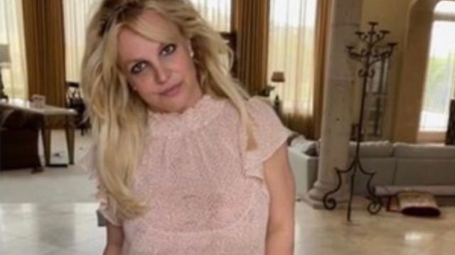 Britney Spears reta nuevamente la censura posando sin sostén en la piscina