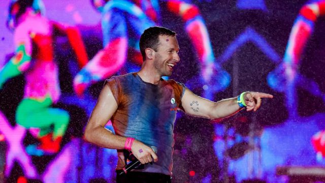 ¿Qué hicieron qué? Coldplay sorprendió en Bogotá cantando ‘La canción’ de Bad Bunny