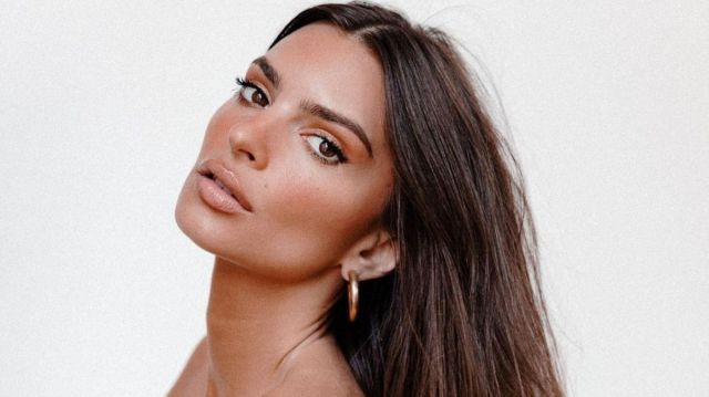 ¡Sin brasier! Emily Ratajkowski nos dejó ver la marca de su bronceado