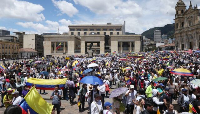 Marchas en Bogotá: manifestantes le tumbaron la carreta a un trabajador informal