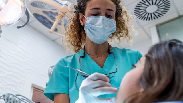 “Ni siquiera puedo hablar”: Mujer mostró los resultados que le dejó un diseño de sonrisa