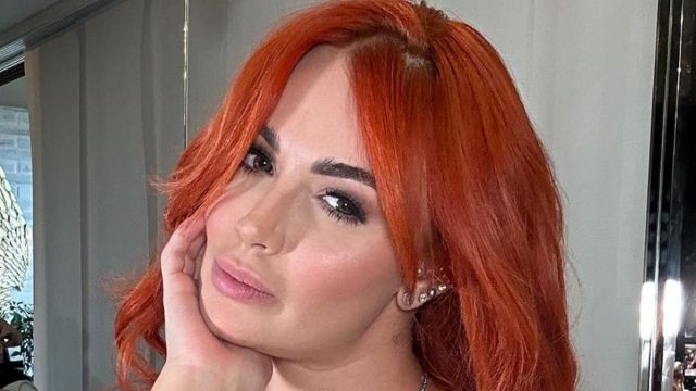 ¡Modo bichota! Sara Uribe ‘paró el tráfico’ desfilando en la calle con minifalda