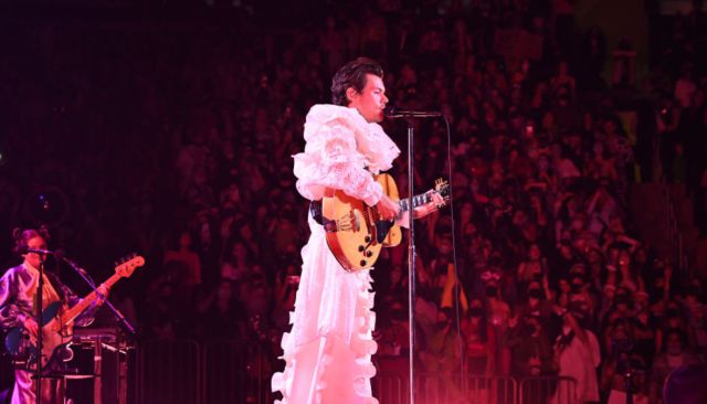 Harry Styles pausó su concierto en Bogotá por acumulación de personas