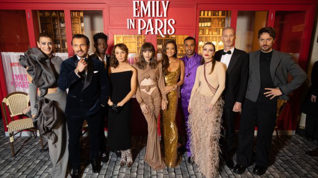 ¿Antihigiénico? Video muestra a actor de ‘Emily en París’ con piojos en sus axilas