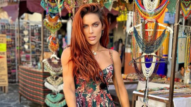 ¡De infarto! Sara corrales presumió su nuevo look posando en pequeño bikini