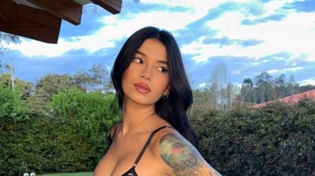 “Mucha mujer”, Jenn Muriel no dejó nada a la imaginación con transparente vestido