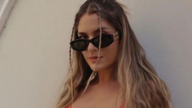 “Te ves costosa”, le dicen a Laura Tobón por posar en la playa con coquetos pantys