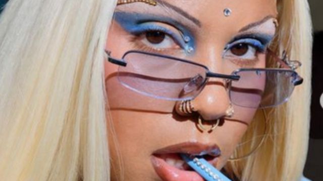 Tokisha alborota las redes en los Premio Lo Nuestro; uso bigote y se decoloró las cejas