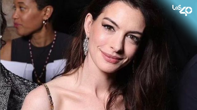 Anne Hathaway lució su figura con particular vestido junto a Donatella Versace