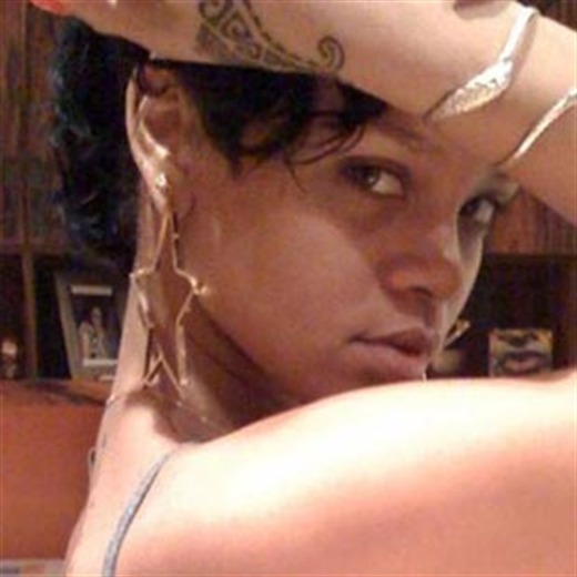 Investigan a Rihanna por hacer tatuajes