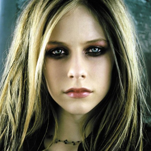 Avril Lavigne pide oficialmente el divorcio